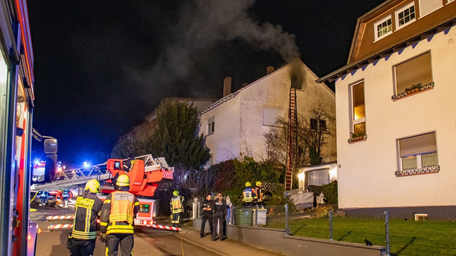 Bei einem Dachgeschossbrand in Langenselbold (Main-Kinzig) ist am Donnerstagabend eine 77 Jahre alte Frau schwer verletzt worden.Sie wurde von der Feuerwehr mit einer Drehleiter aus dem Gebäude gerettet. Die Einsatzkräfte konnten den Brand nach rund zweieinhalb Stunden löschen. Nach ersten Erkenntnissen der Polizei befanden sich keine weiteren Personen in dem Haus. Laut einer Sprecherin kam eine Katze bei dem Feuer ums Leben. Brandursache und Schadenshöhe waren zunächst nicht bekannt.