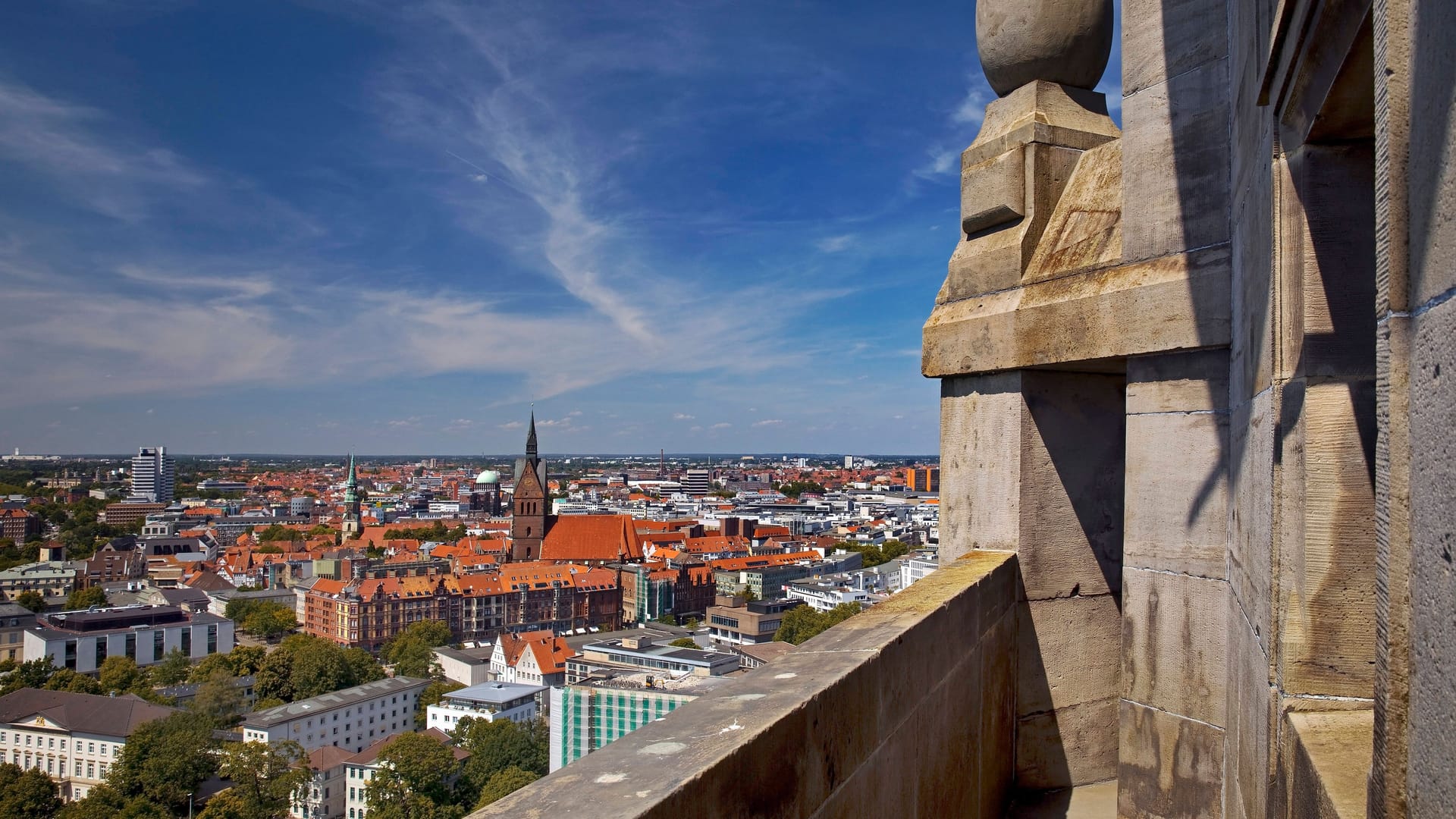 Blick vom Rathausturm: Bei gutem Wetter sollen Besucher von hier sogar die Gipfel des Harz sehen können.