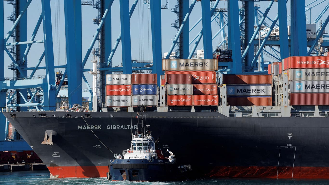 Handelsschiff der Reederei Maersk (Archivbild): Das Unternehmen will nun einen Umweg fahren.