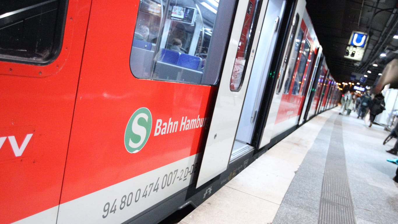 Eine S-Bahn im Hauptbahnhof Hamburg (Symbolbild): Seit Sonntag gibt es in Hamburg ein neues S-Bahn-Liniennetz.