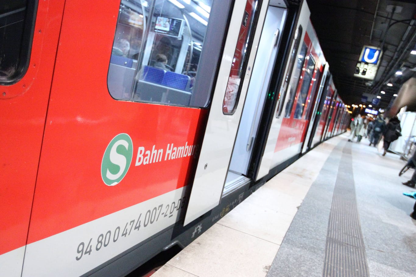 Eine S-Bahn im Hauptbahnhof Hamburg (Symbolbild): Seit Sonntag gibt es in Hamburg ein neues S-Bahn-Liniennetz.