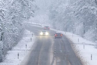 Heftiger Schneefall (Archivbild): In Lagen über 1.000 Meter soll es heftig schneien, warnt der Wetterdienst.