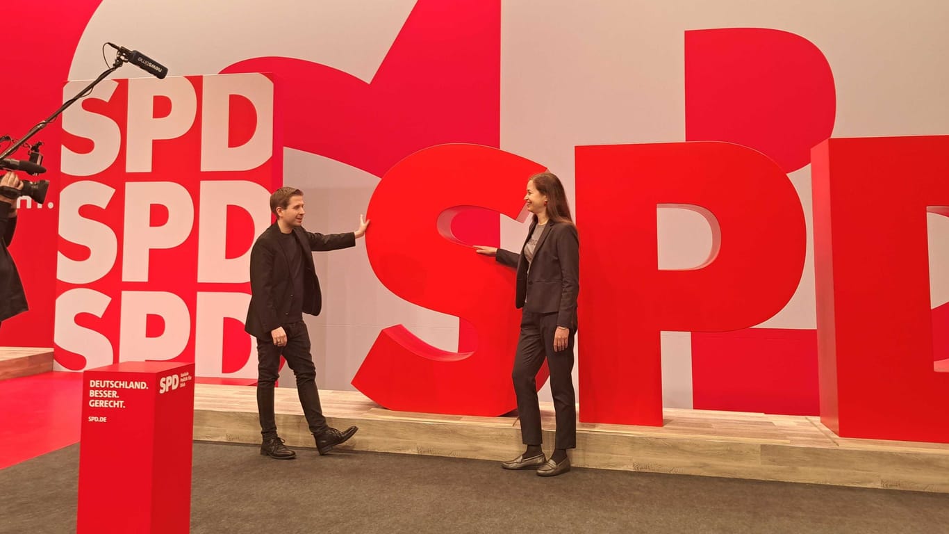 Generalsekretär Kühnert fasst das "S" im SPD-Logo an: Der wichtigste Buchstabe, will er damit wohl sagen.