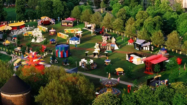 Der alte "Luna Luna"-Park in Hamburg-Rotherbaum im Jahr 1987 (Archivfoto): Ein Comeback soll in Kalifornien über 30 Jahre später folgen. Der alte "Luna Luna"-Park in Hamburg-Rotherbaum im Jahr 1987 (Archivfoto): Ein Comeback soll in Kalifornien über 30 Jahre später folgen.