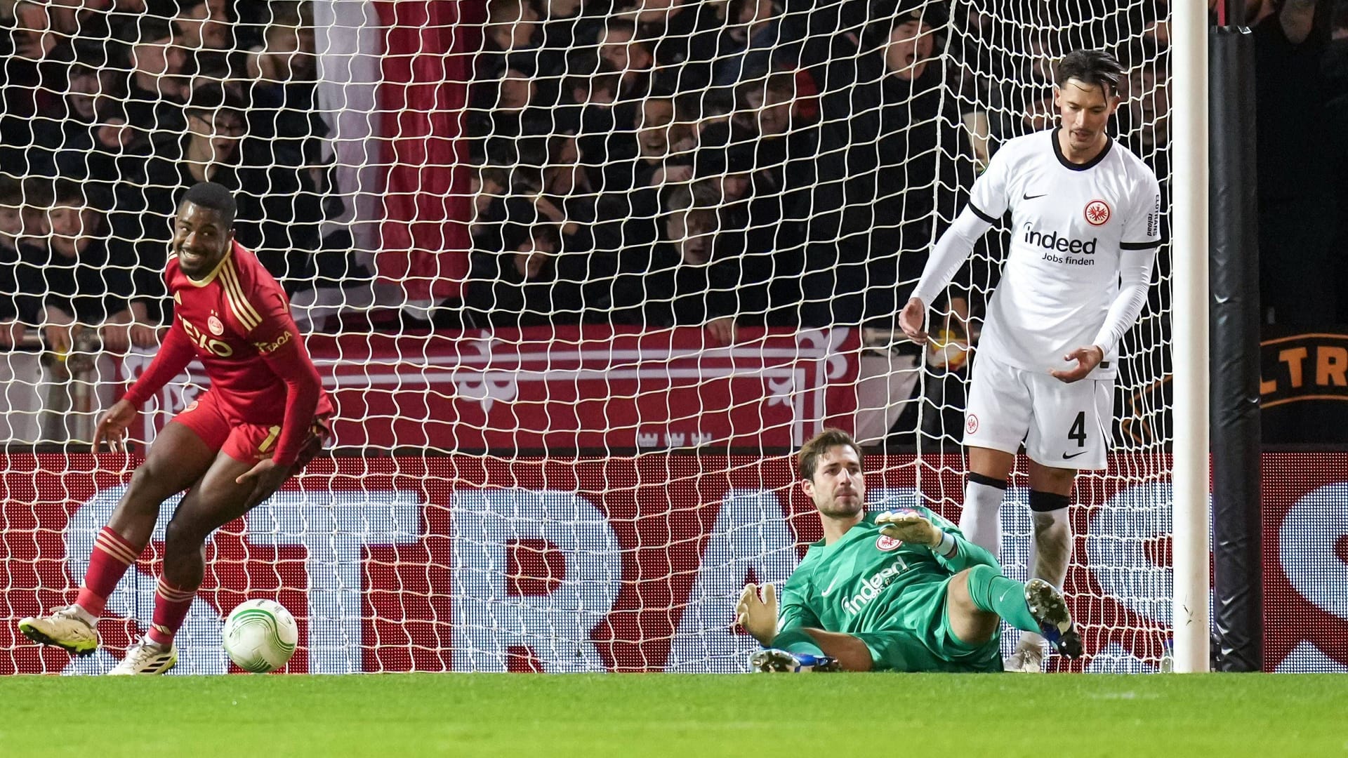 Schock kurz vor der Pause: Luis Duk (l.) traf für Aberdeen gegen Frankfurt.