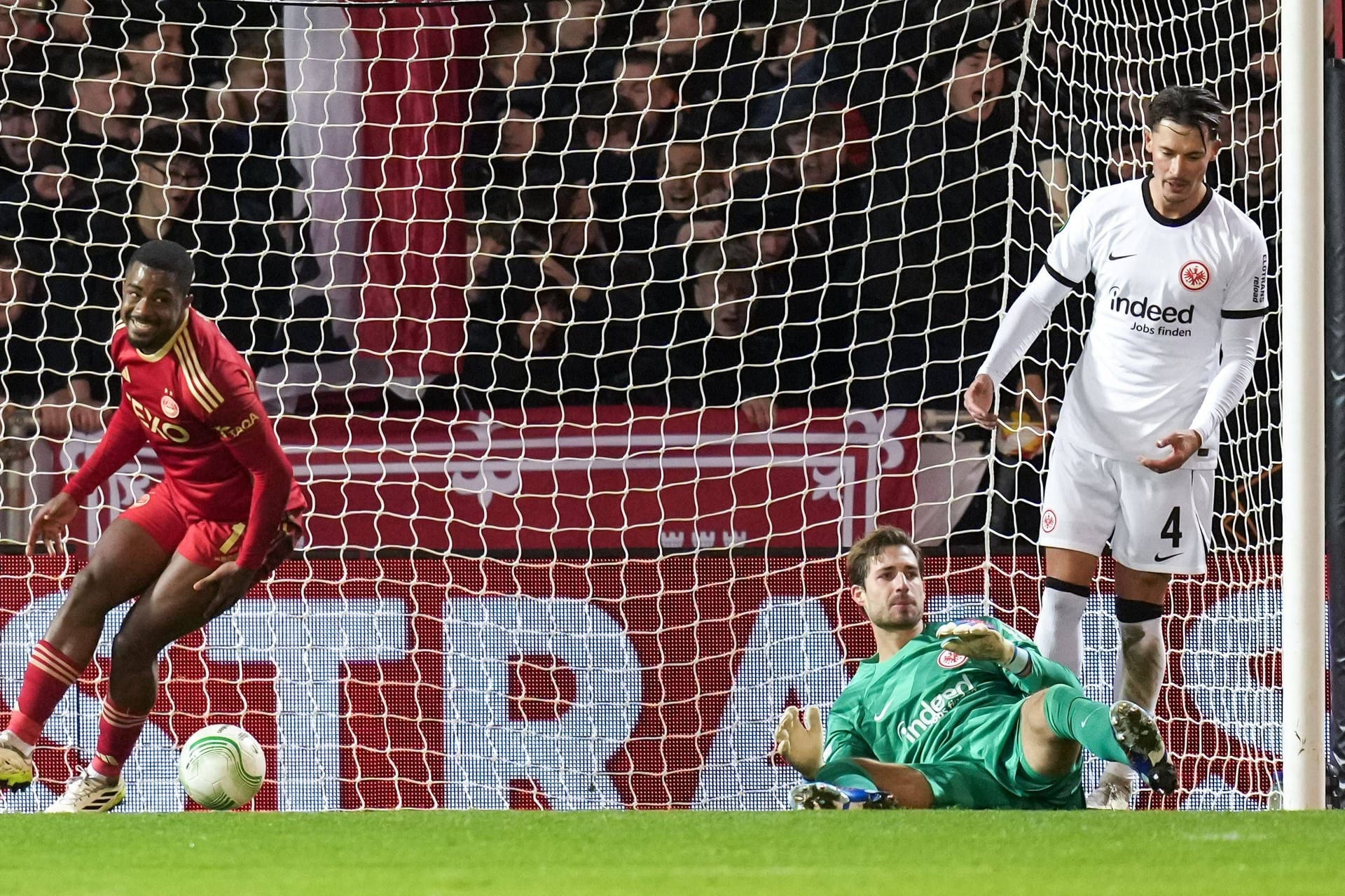 Schock kurz vor der Pause: Luis Duk (l.) traf für Aberdeen gegen Frankfurt.