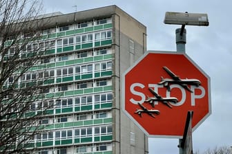 Das vom Künstler Banksy verzierte Stoppschild: Zwei Männer montierten es in London ab.