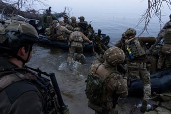 Ukrainische Soldaten steigen in ein Boot am Dnipro (Archivbild). Die Verluste sollen sehr hoch sein, berichten Kameraden.