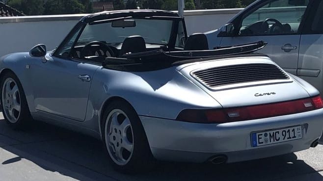 Der Porsche 911 Carrera wurde Ende November aus einer Tiefgarage in Essen-Kettwig gestohlen. Die Polizei sucht mit Fotos nach dem vermissten Wagen.