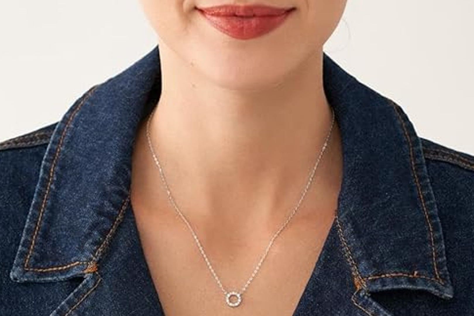 Spät dran mit den Geschenken? Keine Sorge! Bei Amazon gibt es Last-Minute-Angebote für Schmuck und Uhren von Fossil