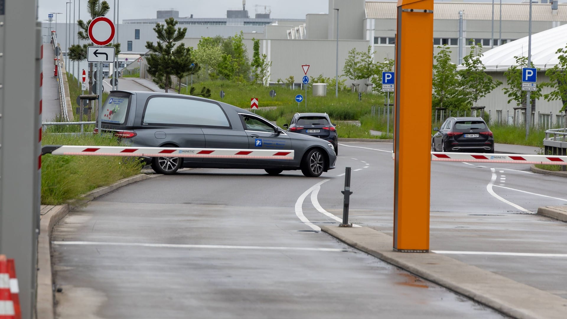 Ein Leichenwagen fährt auf dem Werksgelände von Mercedes-Benz in Sindelfingen (Archivbild).