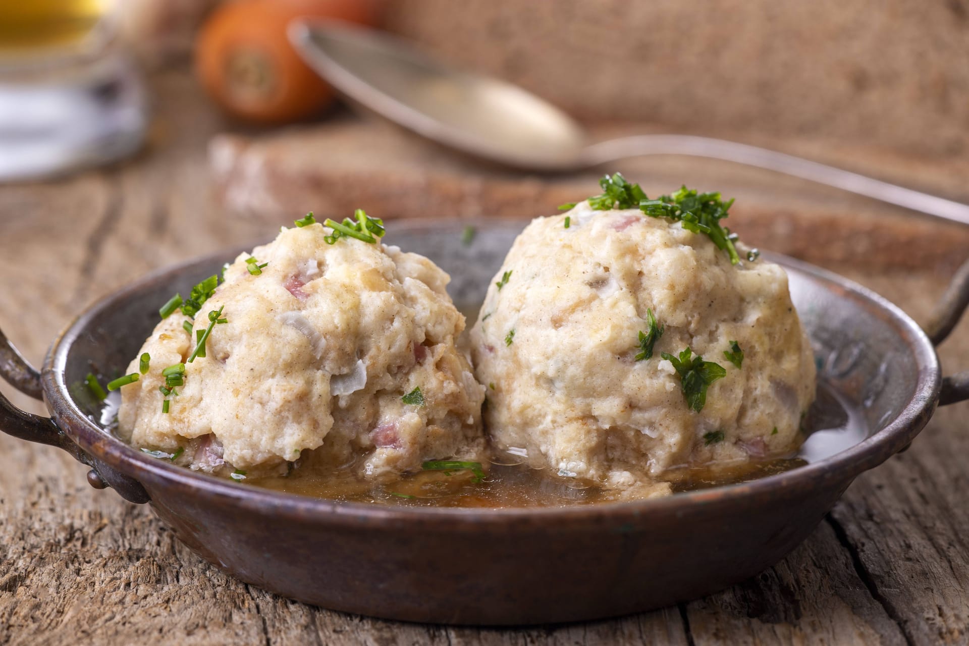 Bayerische Speckknödel werden in Brühe gegart.