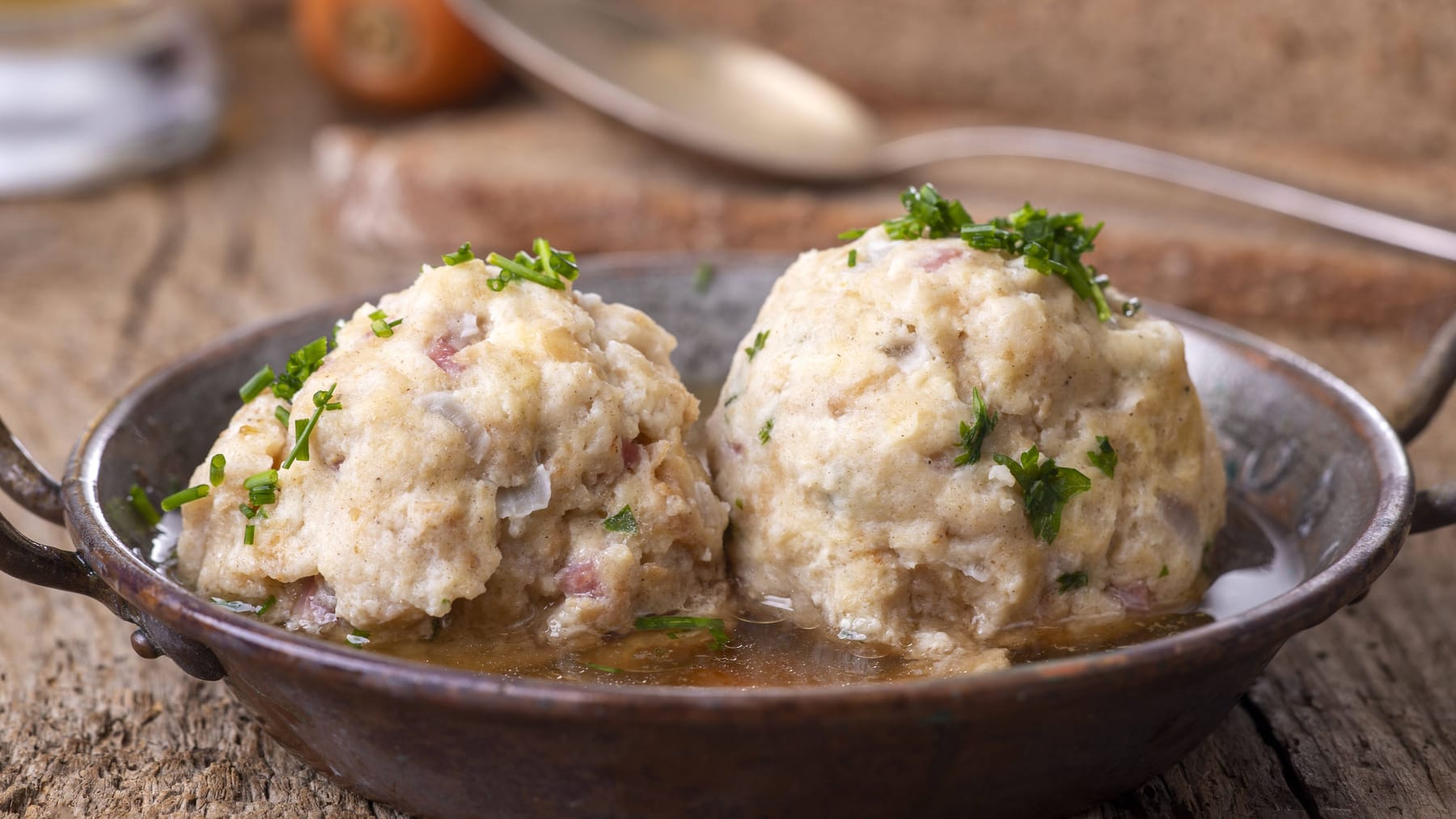 Speckknödel mit gerösteten Semmelbröseln – traditionelles Rezept aus Bayern