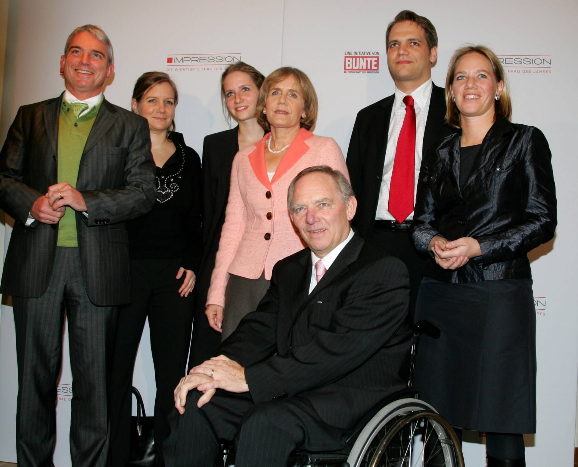 Wolfgang und Ingeborg Schäuble (Mitte) mit ihren Kindern Hans-Georg, Anna, Juliane und Christine (rechts) sowie Schwiegersohn Thomas Strobl (Zweiter von rechts) im Jahr 2006.