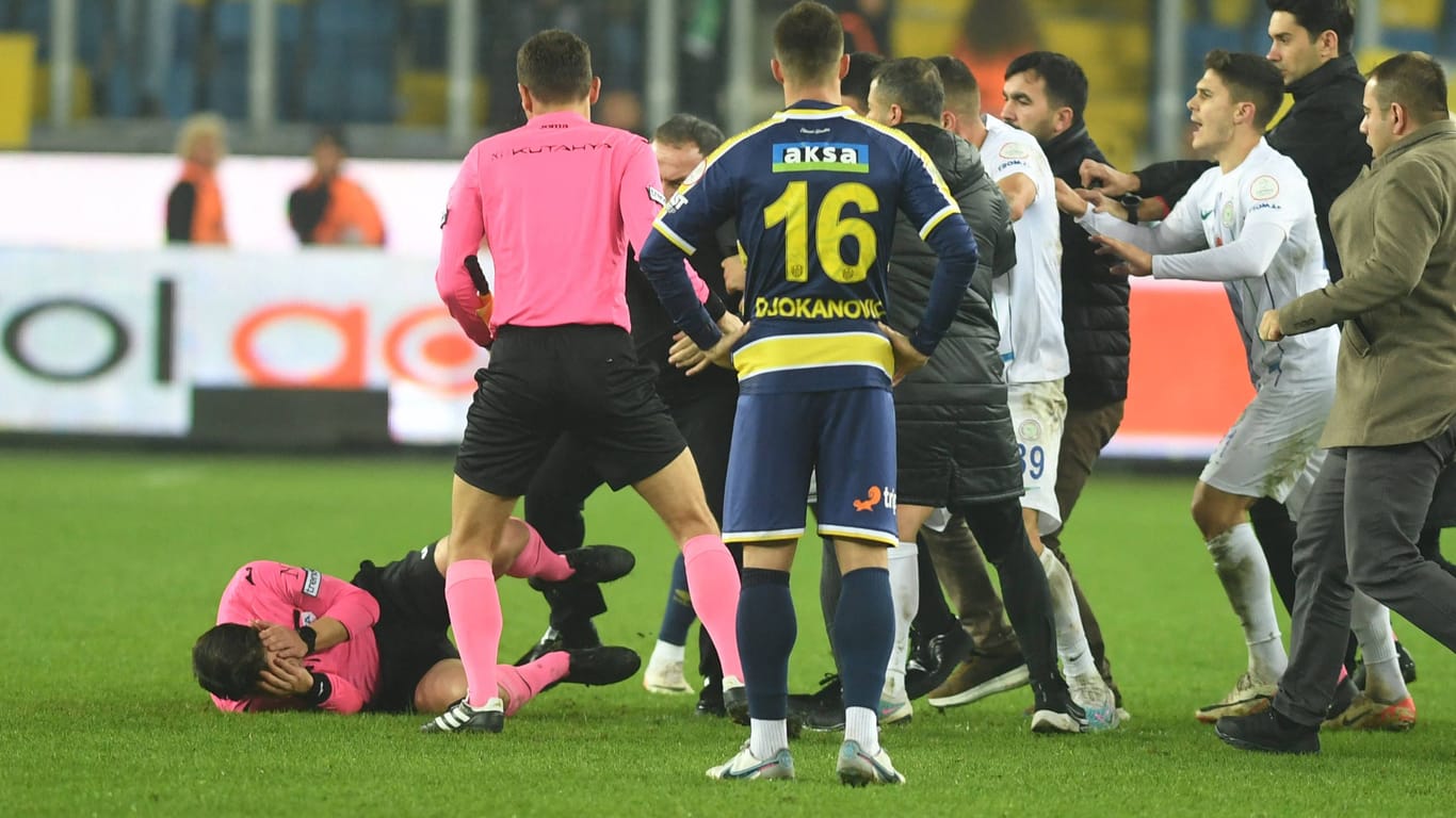 Schiedsrichter Umut Meler (l.) liegt am Boden: Die Szene beim Montagsspiel erschütterte den türkischen Fußball.
