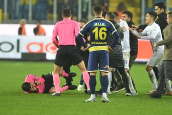 Schiedsrichter Umut Meler (l.) liegt am Boden: Die Szene beim Montagsspiel erschütterte den türkischen Fußball.