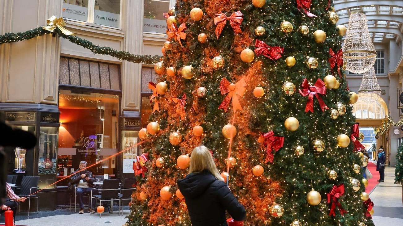 Leipzig: Mitglieder der Protestgruppe "Letzte Generation" besprühen einen Weihnachtsbaum in der Leipziger Mädler-Passage mit Farbe. Die Aktion fand zeitgleich in mehreren Städten statt.