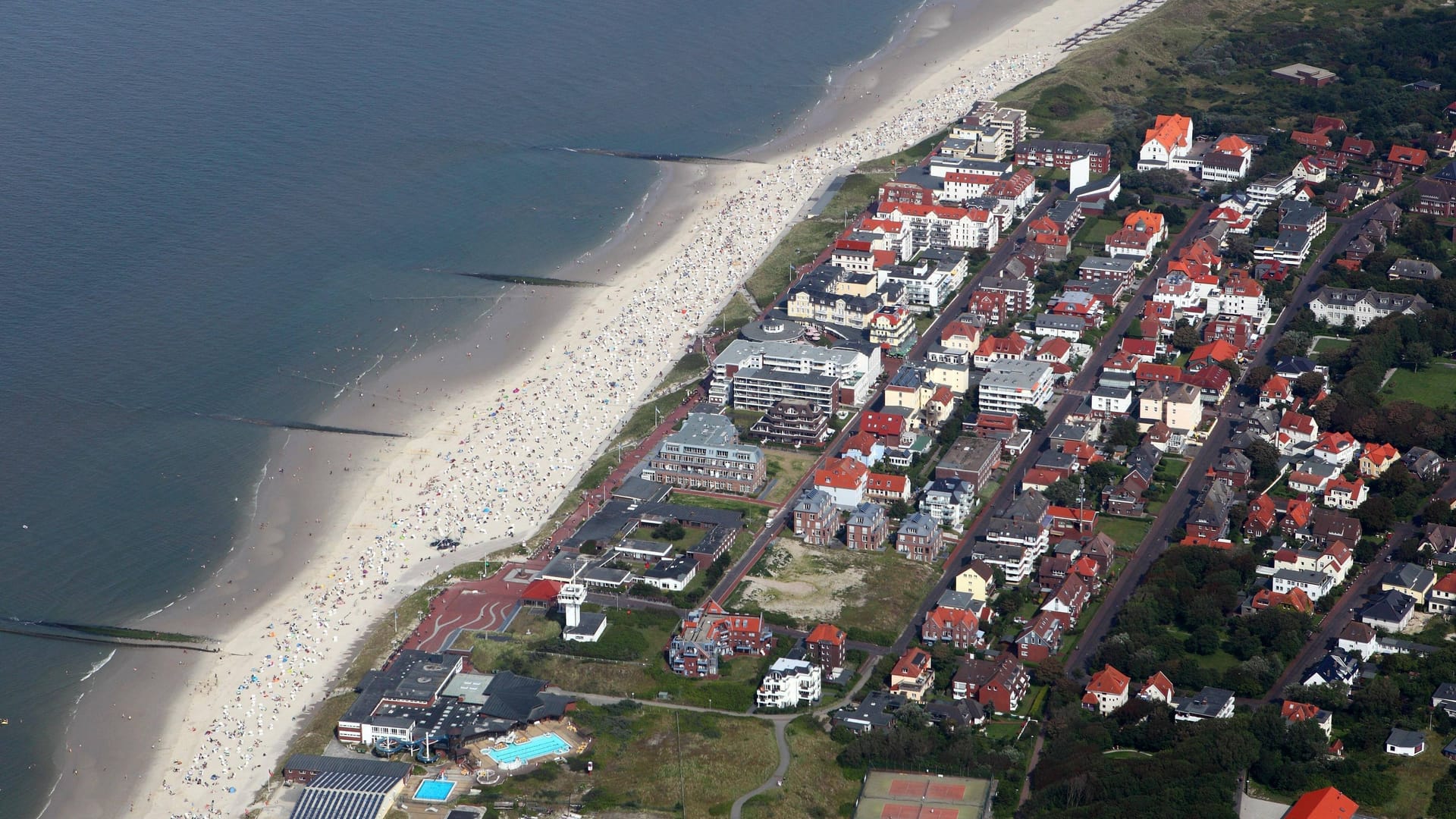 Blick aus der Luft auf Wangerooge (Symbolbild): Die Mietpreise nehmen auch hier andere Dimensionen an.