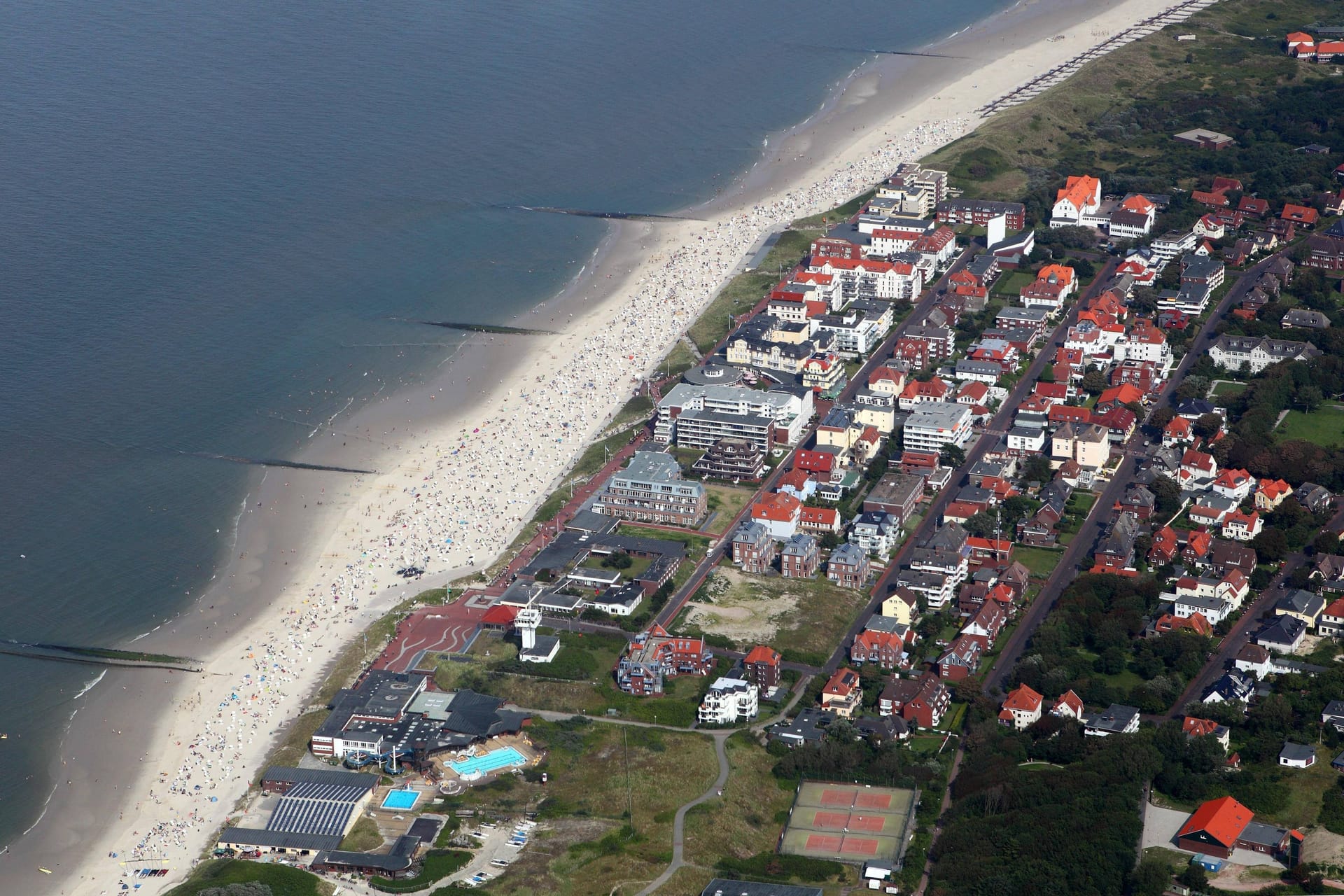 Blick aus der Luft auf Wangerooge (Symbolbild): Die Mietpreise nehmen auch hier andere Dimensionen an.