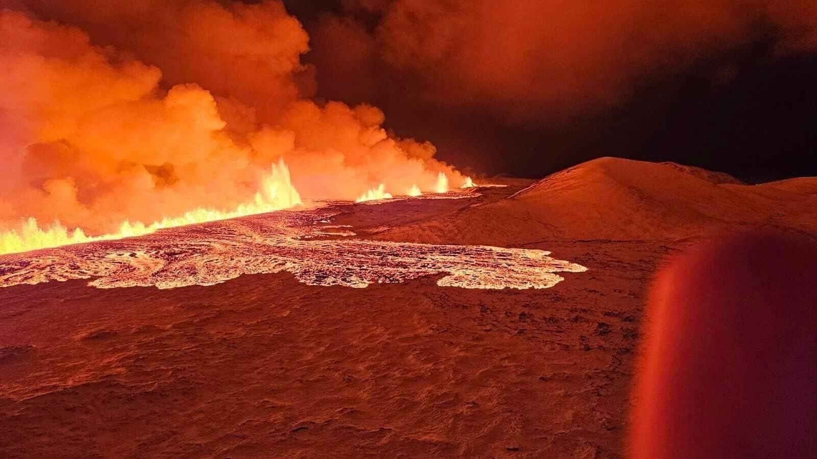 Lavamassen: Der Riss, der sich am Montagabend aufgetan hat, wurde schnell breiter.