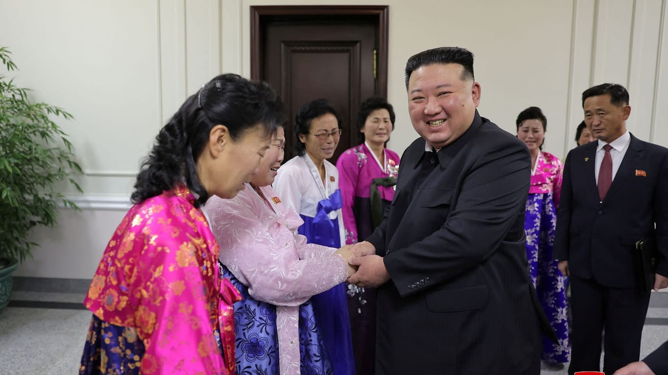 Kim Jong Un begrüßt Teilnehmerinnen beim Frauenkongress in der Hauptstadt Pjöngjang.