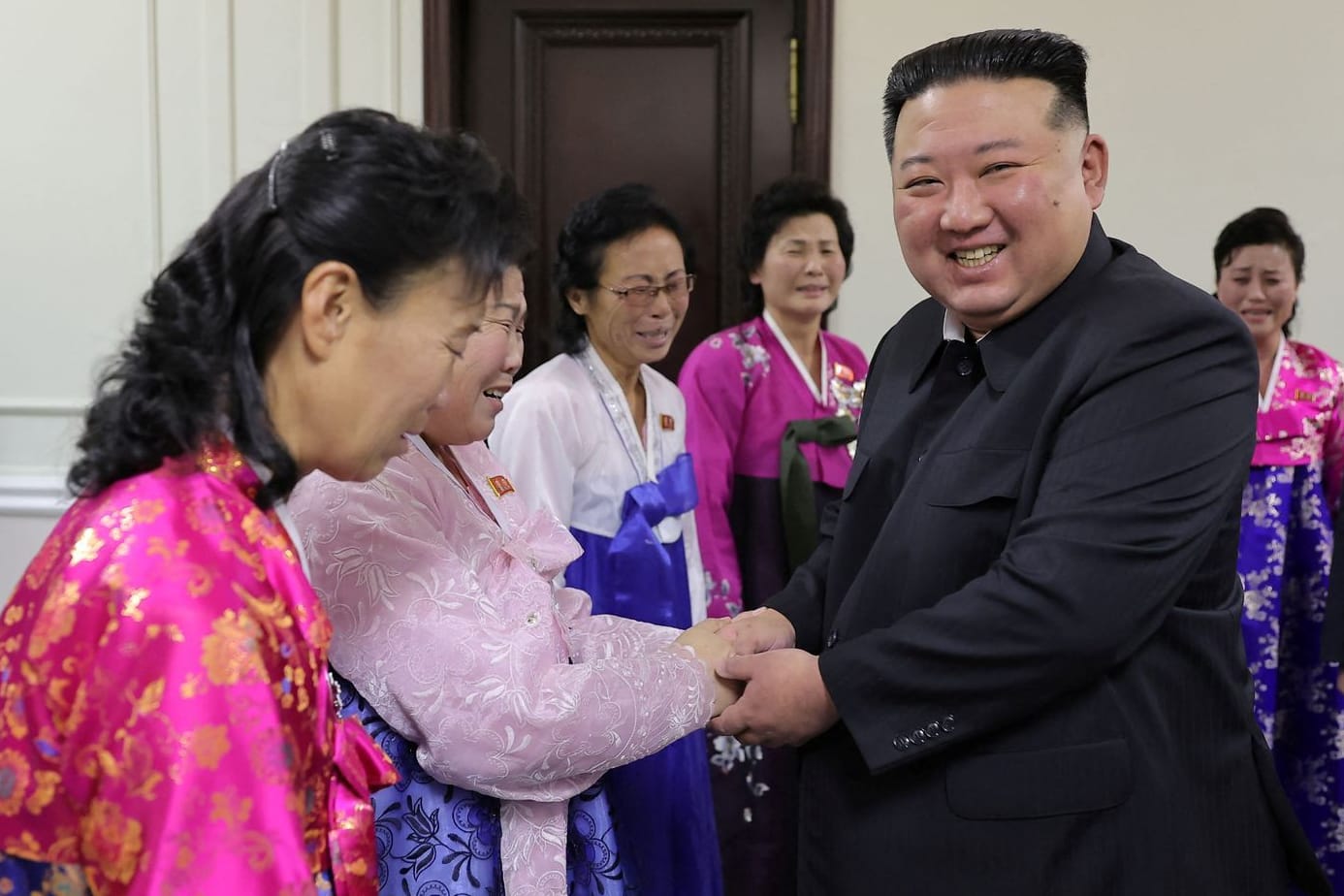 Kim Jong Un begrüßt Teilnehmerinnen beim Frauenkongress in der Hauptstadt Pjöngjang.