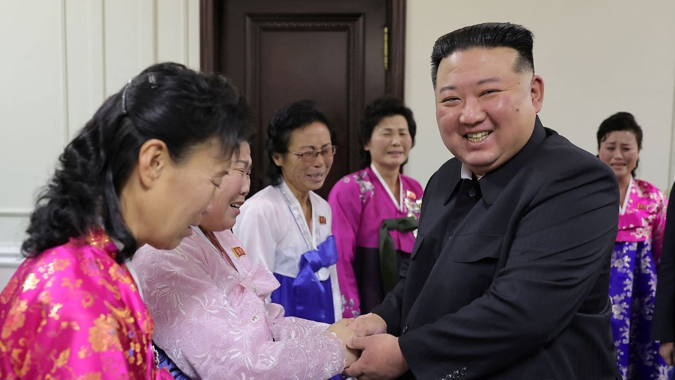 Kim Jong Un begrüßt Teilnehmerinnen beim Frauenkongress in der Hauptstadt Pjöngjang.