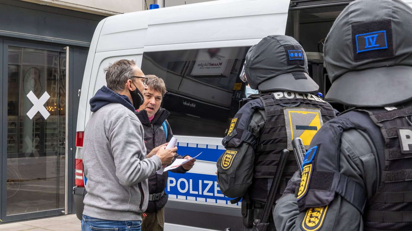 In einer Polizeimaßnahme: Ralf Ludwig mit dem Querdenken-Gründer Michael Ballweg im April 2021 bei einer Demo, bei der sich Teilnehmer nicht an die Vorgaben hielten.