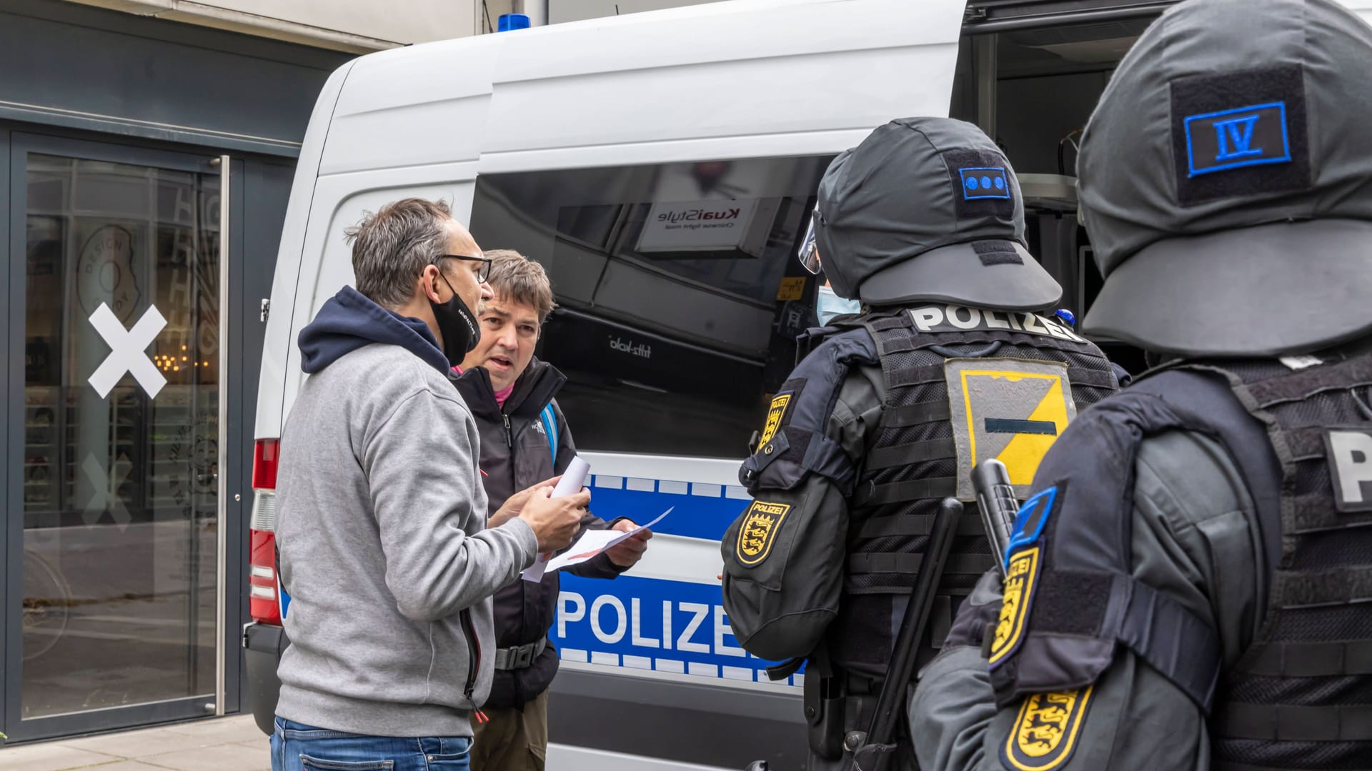 In einer Polizeimaßnahme: Ralf Ludwig mit dem Querdenken-Gründer Michael Ballweg im April 2021 bei einer Demo, bei der sich Teilnehmer nicht an die Vorgaben hielten.