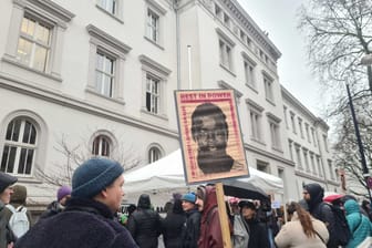 Mehrere Dutzend Demonstranten versammelten sich am Dienstag vor dem Landgericht in Dortmund. Sie fordern Gerechtigkeit im Fall Mouhamed.