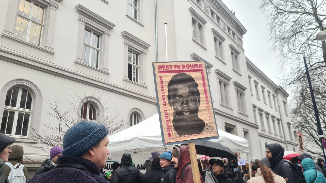 Mehrere Dutzend Demonstranten versammelten sich am Dienstag vor dem Landgericht in Dortmund. Sie fordern Gerechtigkeit im Fall Mouhamed.