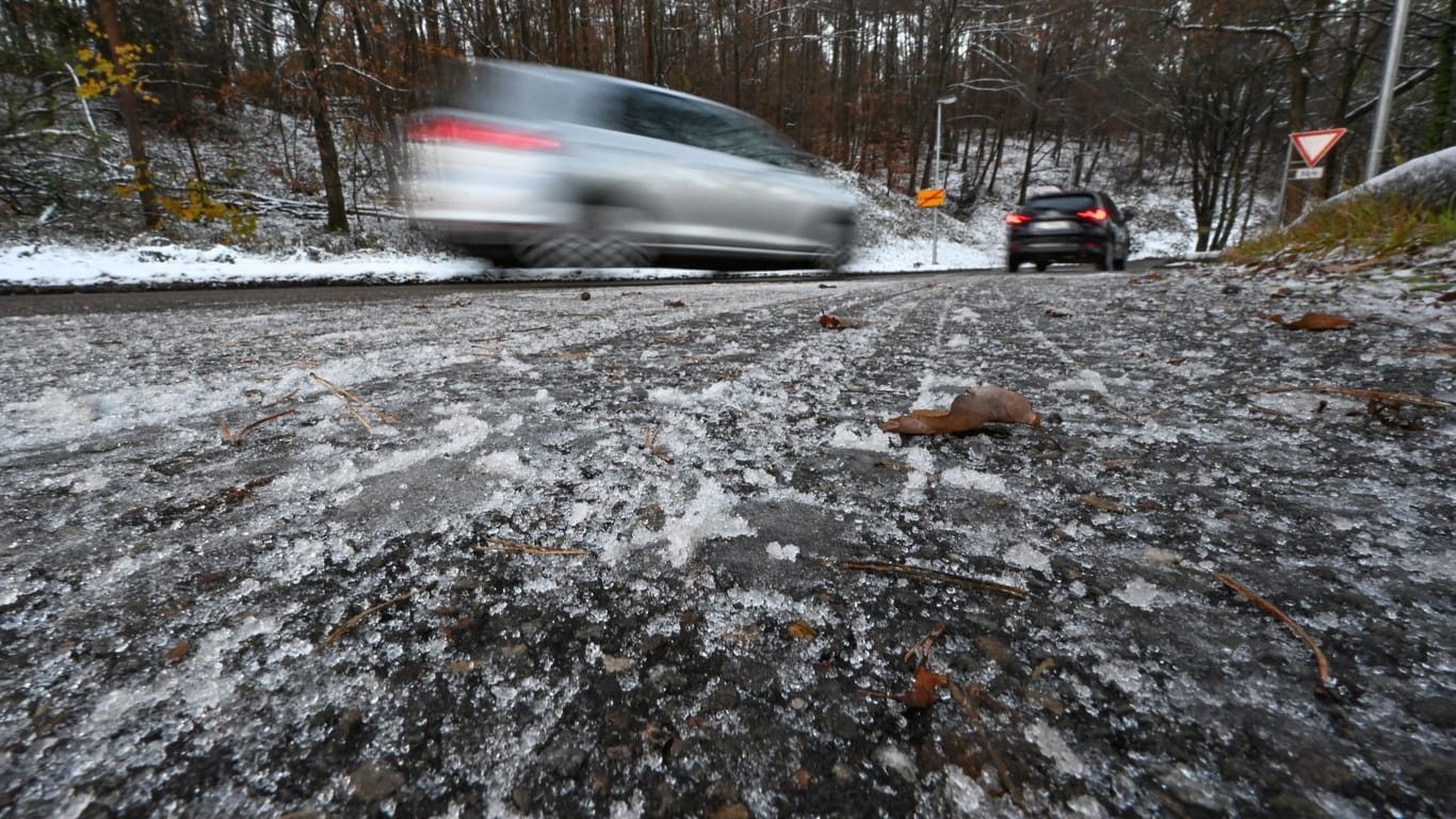 Die Straßen könnten spiegelglatt sein: Der Deutsche Wetterdienst (DWD) warnt vor Glatteis durch überfrierenden Regen.