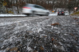 Die Straßen könnten spiegelglatt sein: Der Deutsche Wetterdienst (DWD) warnt vor Glatteis durch überfrierenden Regen.
