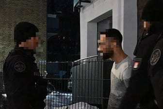 Festnahme vor der Kneipe Stader Tor: Zwei Männer wurden abgeführt.