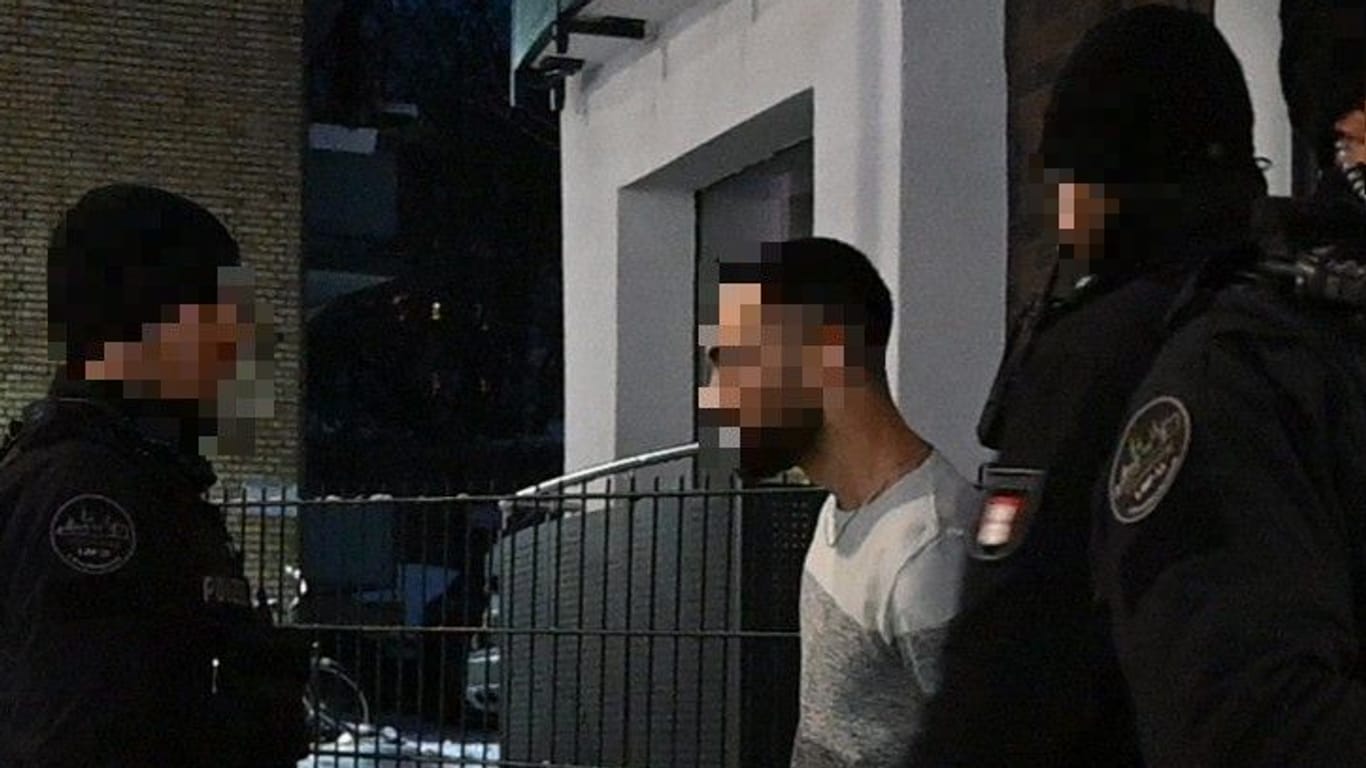 Festnahme vor der Kneipe Stader Tor: Zwei Männer wurden abgeführt.