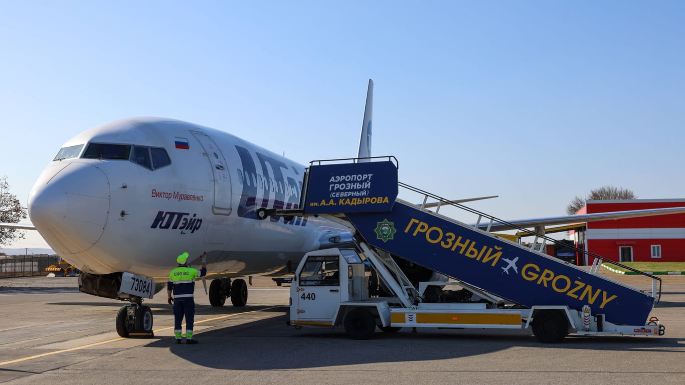 Eine Maschine der UTair am Flughafen (Archivbild): Nach russischen Berichten soll ein Flieger der Linie technische Probleme gehabt haben, der radioaktives Material an Bord hatte.