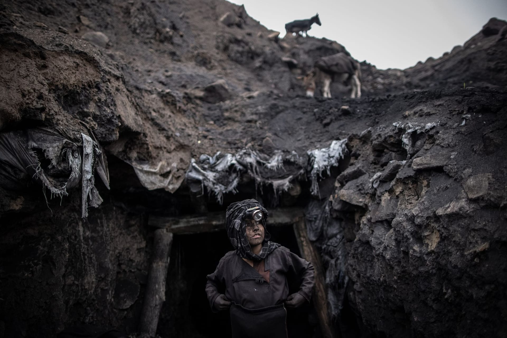 Afghanistan: Das Foto zeigt einen Jungen, der als Bergarbeiter arbeitet, in der afghanischen Provinz Baghlan.