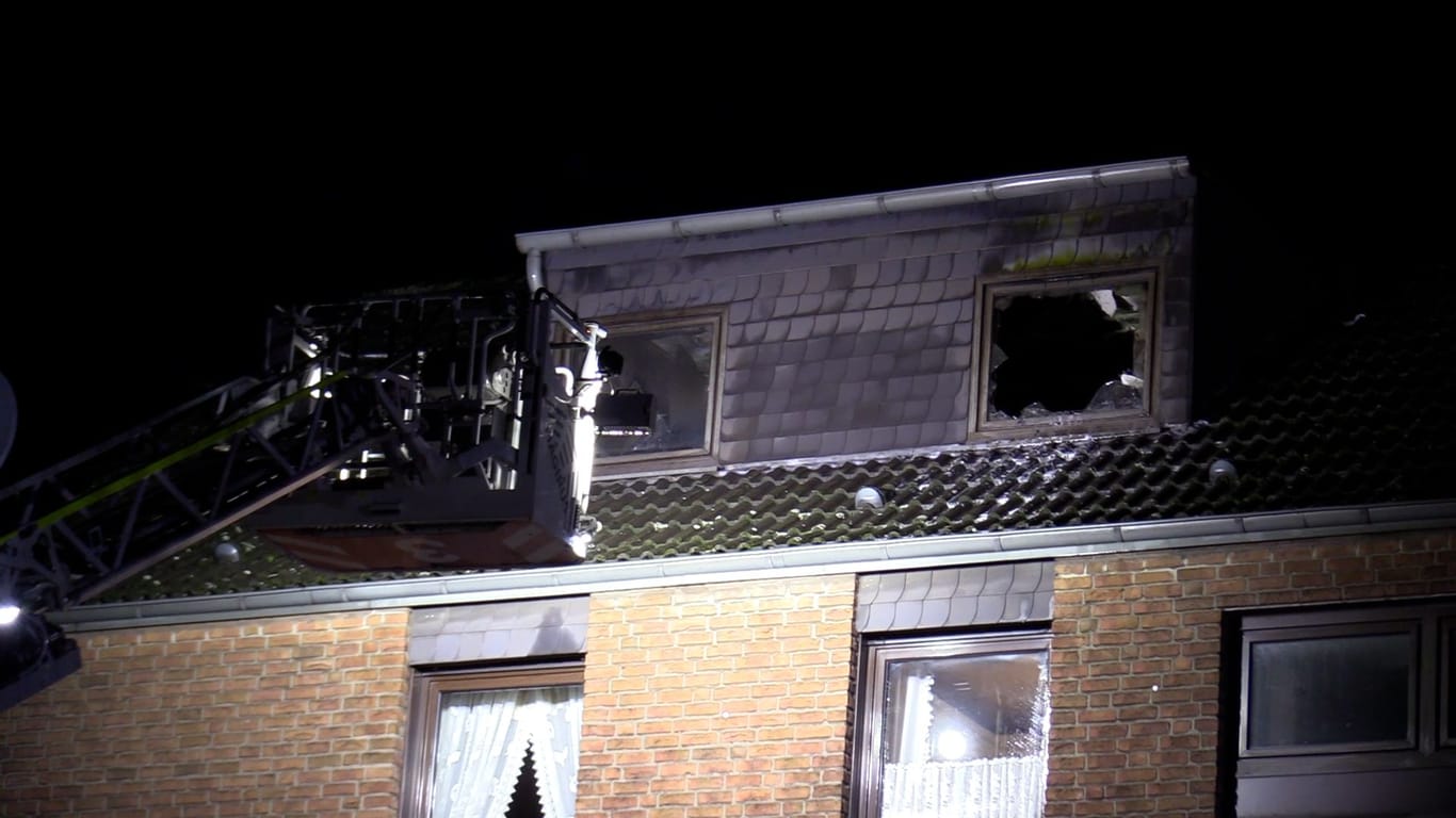 Brandwohnung in Meiderich-Beeck: Die Feuerwehr war mit 40 Rettern im Einsatz.