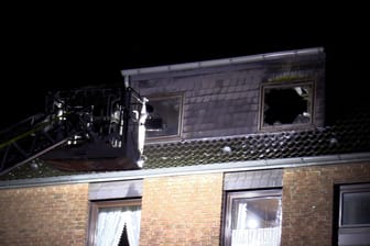 Brandwohnung in Meiderich-Beeck: Die Feuerwehr war mit 40 Rettern im Einsatz.
