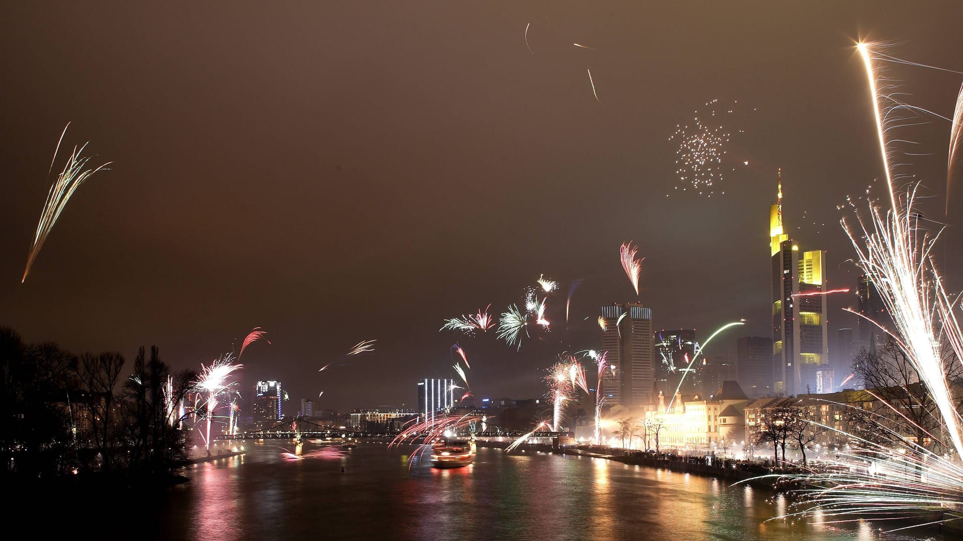 Silvesterfeuerwerk in Frankfurt (Archivbild): Viele feiern in der Mainmetropole den Jahreswechsel.