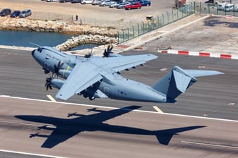 Ein Airbus der britischen Air Force (Symbolbild): London will aus der Luft bei der Suche nach Geiseln suchen.