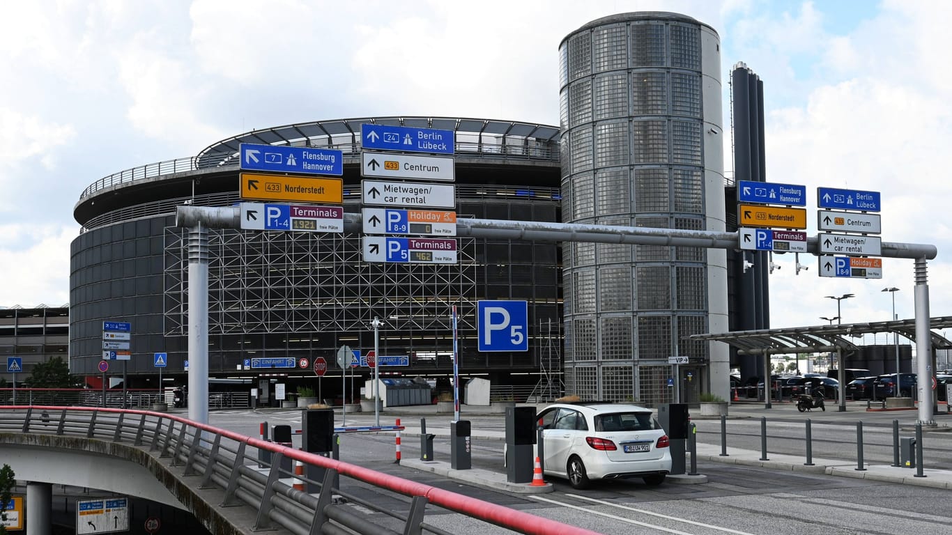 Einfahrt zum Hamburger Flughafen (Archivbild): Das Parken nah am Terminal ist hier besonders teuer.