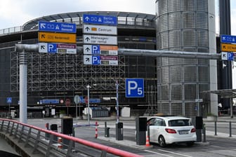 Einfahrt zum Hamburger Flughafen (Archivbild): Das Parken nah am Terminal ist hier besonders teuer.