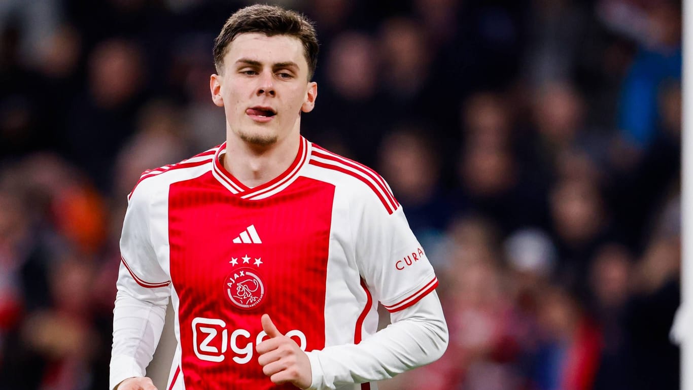Benjamin Tahirovic enttäuscht: Ajax Amsterdam muss im niederländischen Pokal früh die Segel streichen.