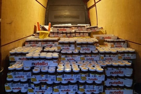 6,7 Tonnen Nuss-Nugat-Creme: Der Mercedes war den Behörden ins Auge gestochen, weil der überladene Transporter verdächtig tief lag.