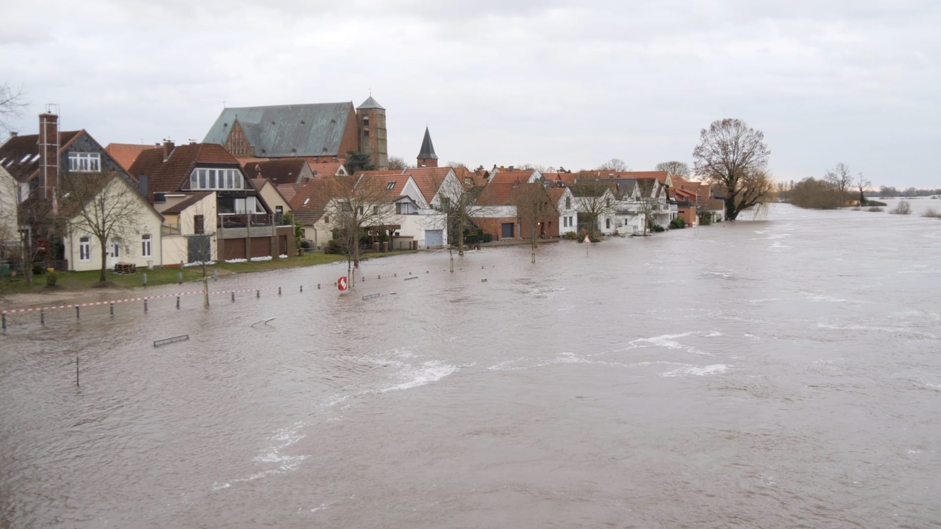 Die Aller bei Verden: Der Fluss tritt an vielen Stellen über die Ufer, die Lage ist weiter sehr angespannt.