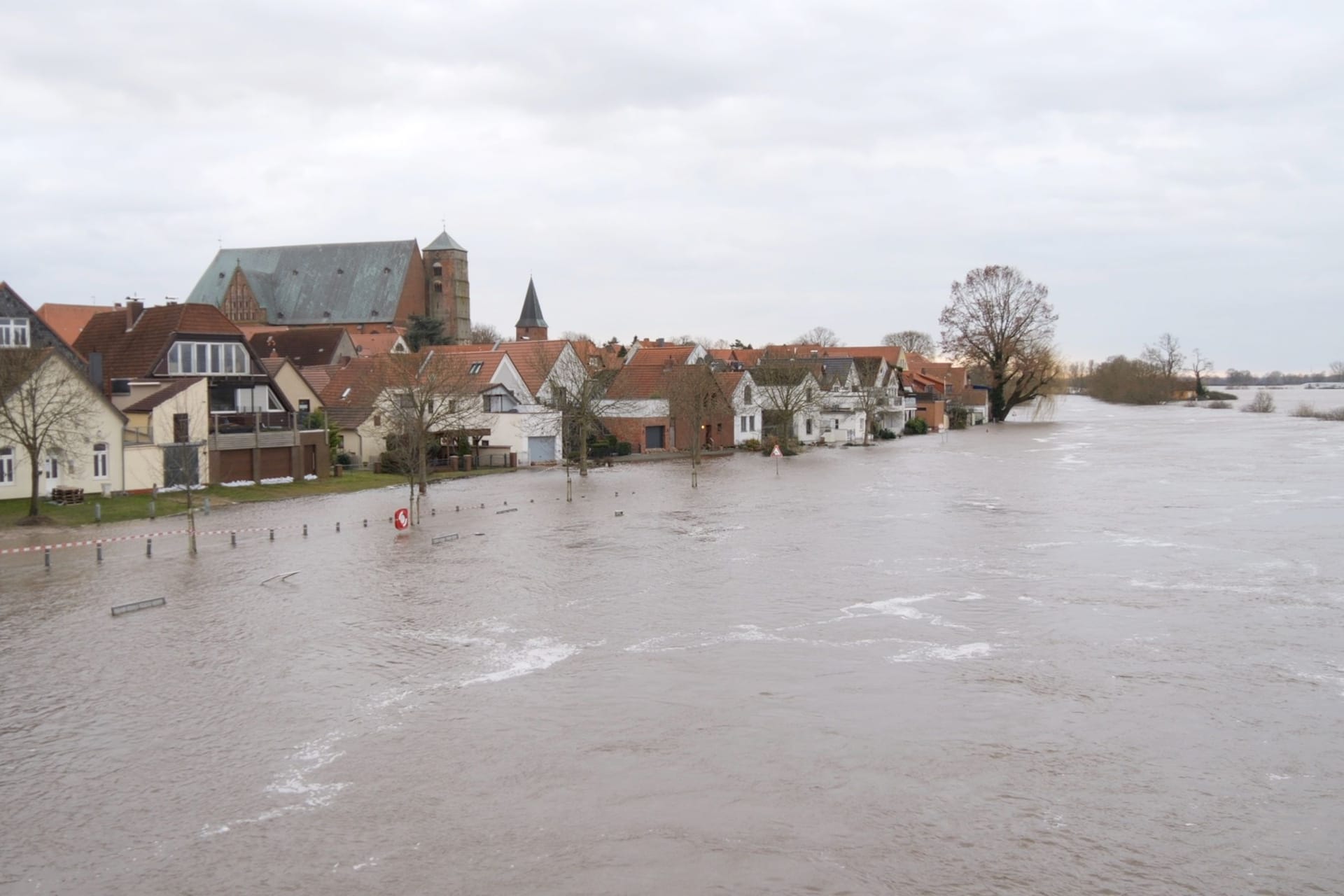 Die Aller bei Verden: Der Fluss tritt an vielen Stellen über die Ufer, die Lage ist weiter sehr angespannt.