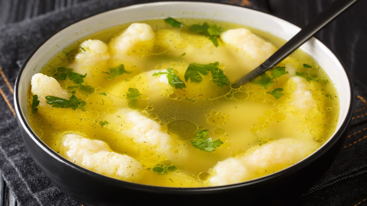 Grießklößchensuppe: Rezept mit einfachen Zutaten und Trick
