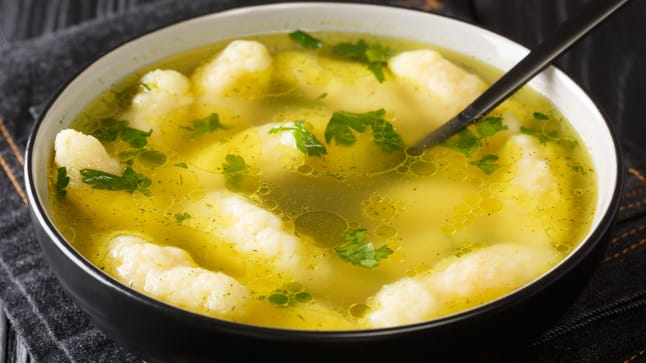 Grießklößchensuppe: Rezept mit einfachen Zutaten und Trick