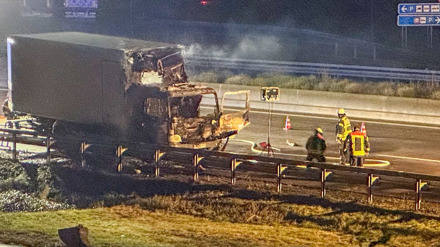 Einsatzkräfte auf der A5: Das Feuer konnte zügig gelöscht werden.